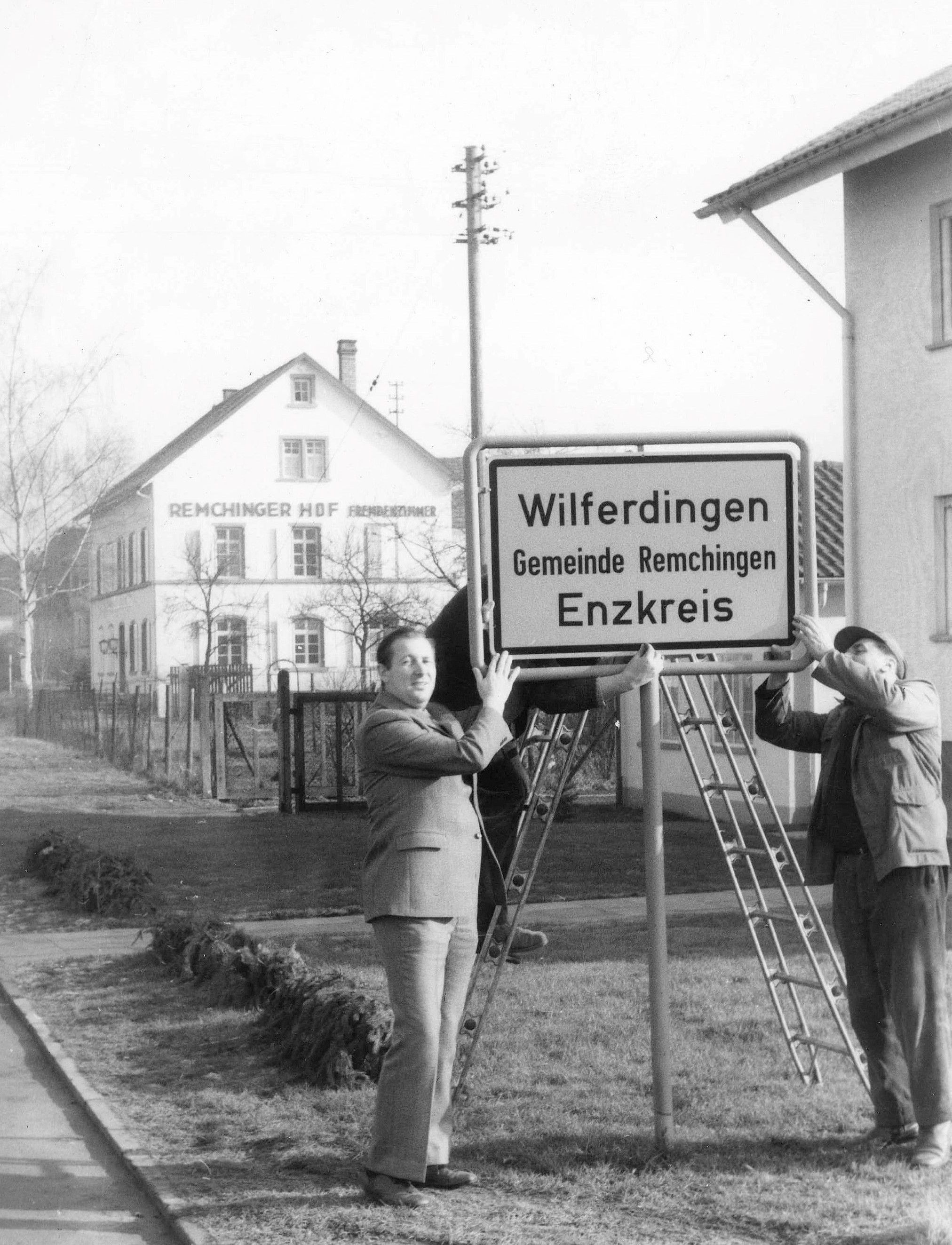 Anbringen der Gemeindeschilder